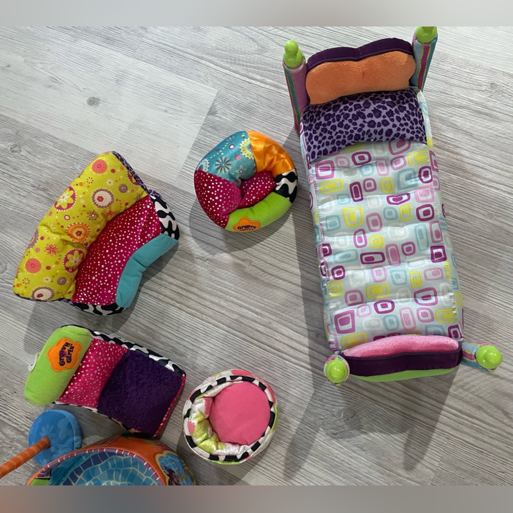 5 Groovy dolls & bundle of furniture/ play pool